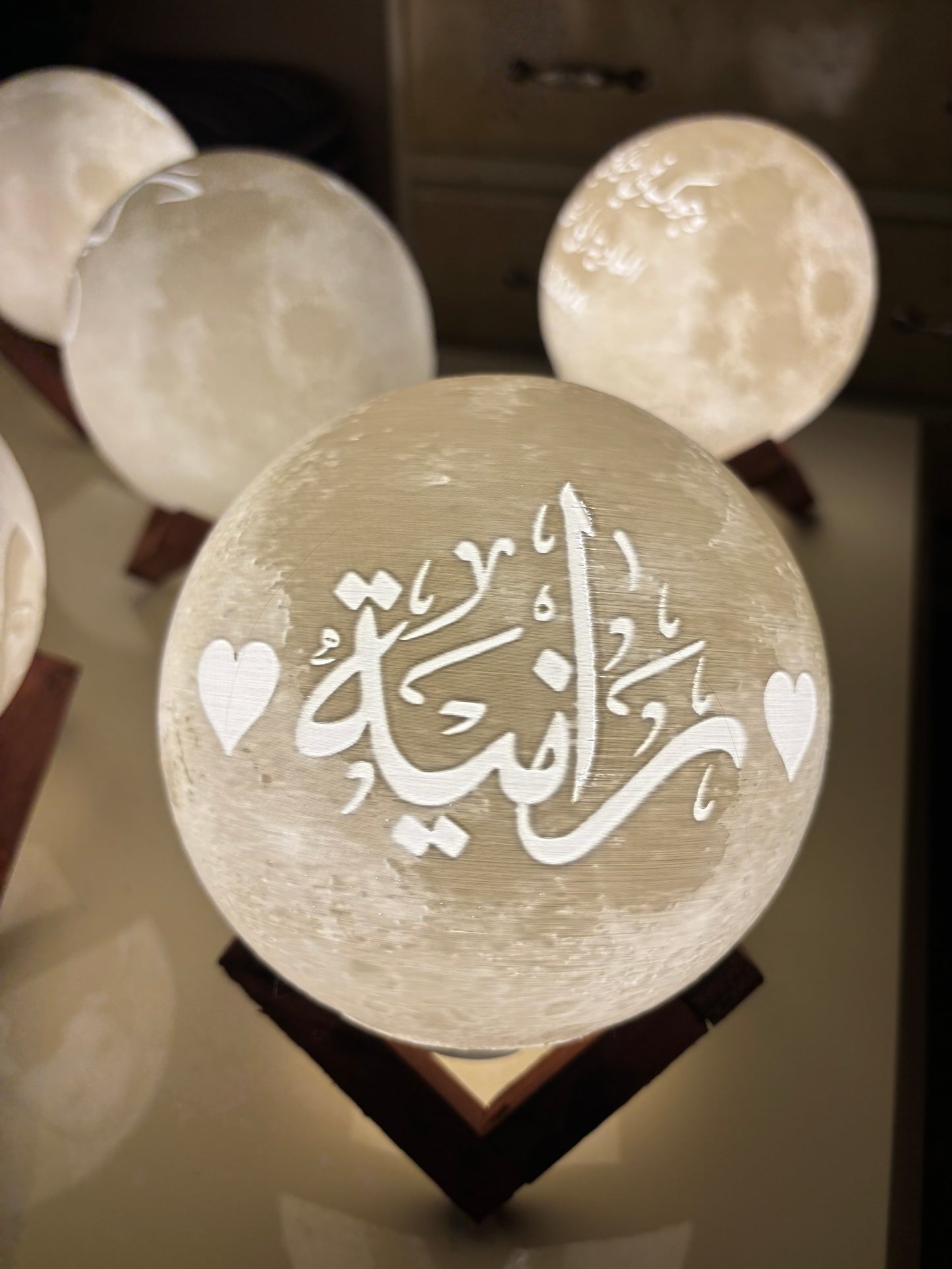 القمر المضيء بصورتك وكلماتك
